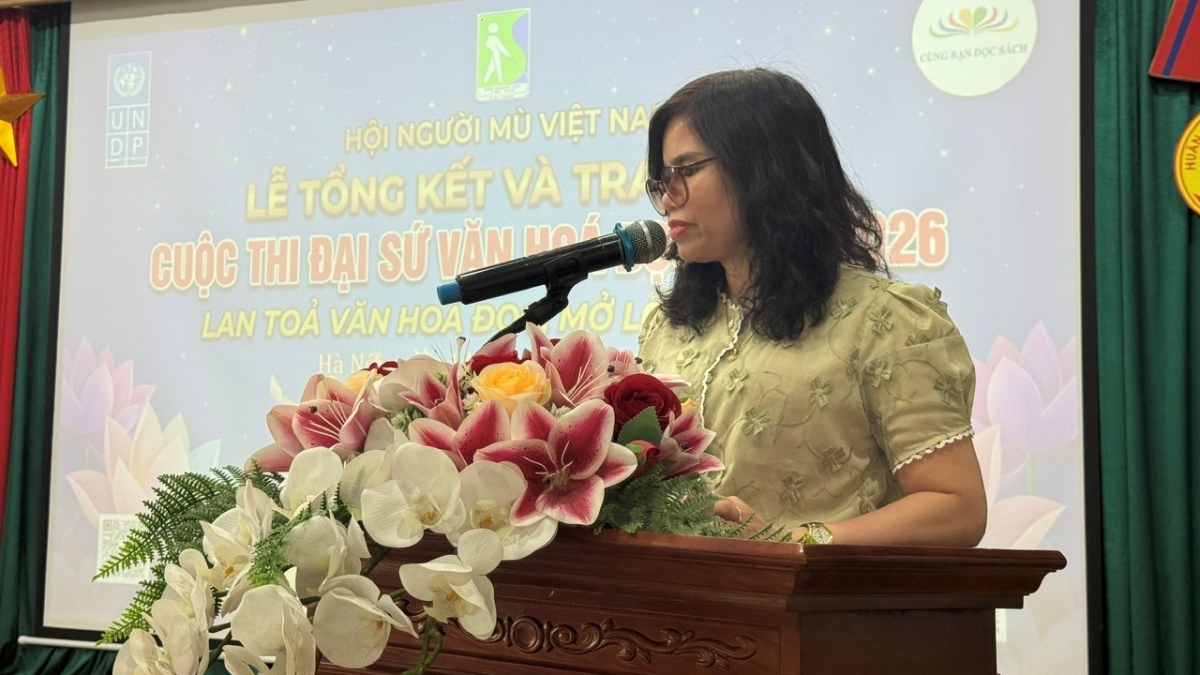 Bà Đinh Việt Anh, Phó Chủ tịch Hội Người mù Việt Nam phát biểu tại Lễ Tổng kết và trao giải Cuộc thi Đại sứ văn hóa đọc 2026