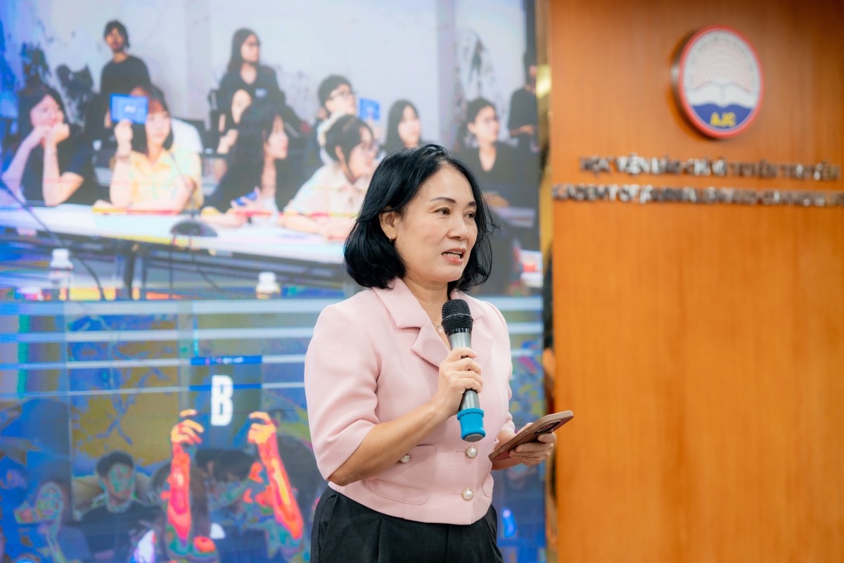 Nhà báo Tạ Bích Loan chia sẻ tại hội thảo (Ảnh: BTC)