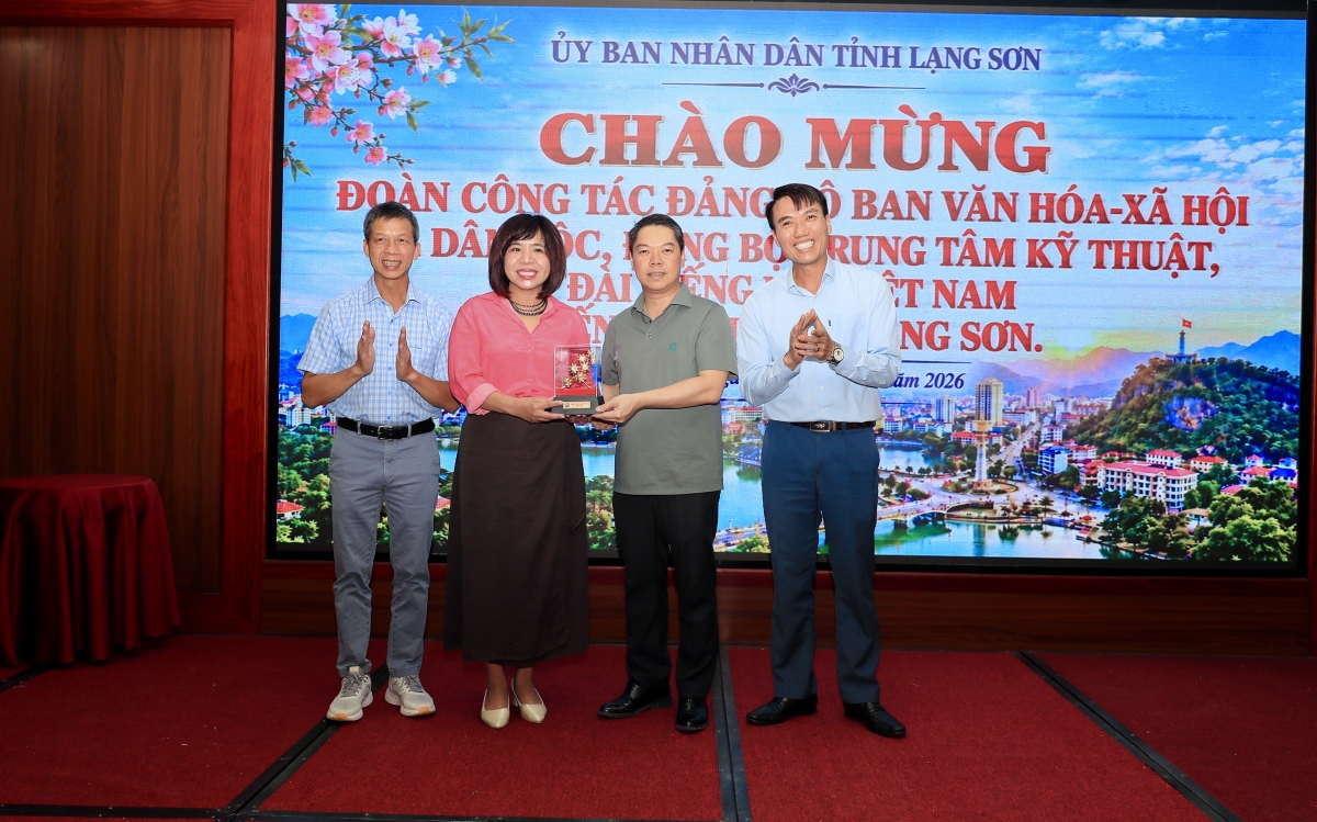 Đồng chí Đoàn Thanh Sơn, Tỉnh Ủy viên, Phó Chủ tịch UBND tỉnh Lạng Sơn tặng quà lưu niệm cho Đảng bộ Ban Văn hóa - Xã hội và Dân tộc và Đảng bộ Trung tâm Kỹ thuật, Đài Tiếng nói Việt Nam