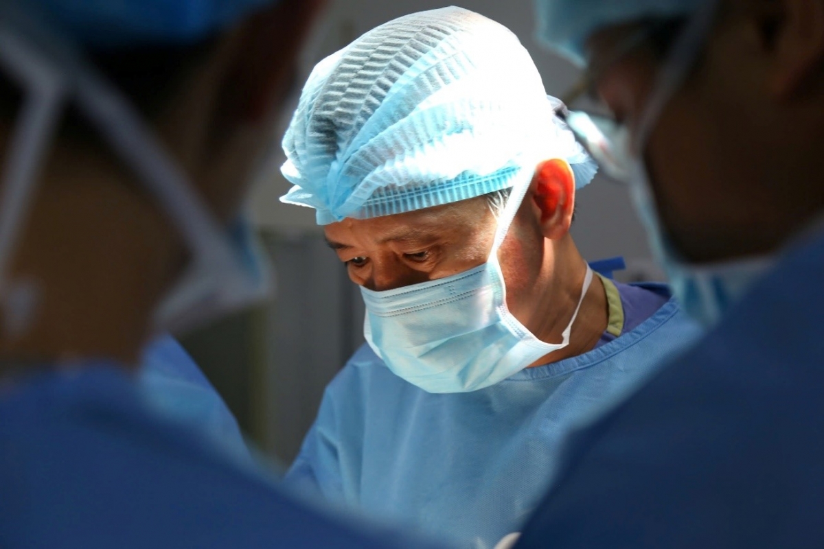 PGS.TS Nguyễn Mạnh Khánh thực hiện ca phẫu thuật kéo dài gân gót Achilles qua da - Ảnh: BVCC