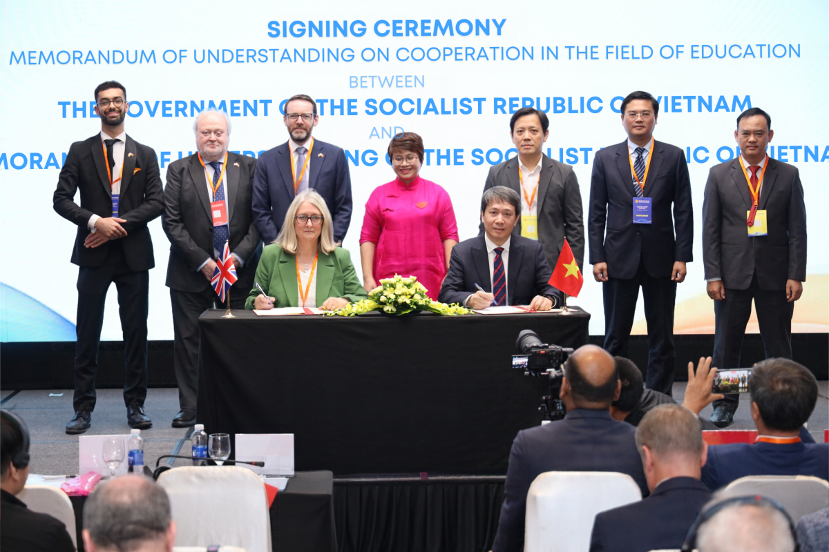 Thứ trưởng Bộ GD-ĐT Phạm Quang Hưng và Quốc vụ khanh Bộ Giáo dục Anh Jacqui Smith ký bản ghi nhớ thỏa thuận hợp tác. (Ảnh: BTC)