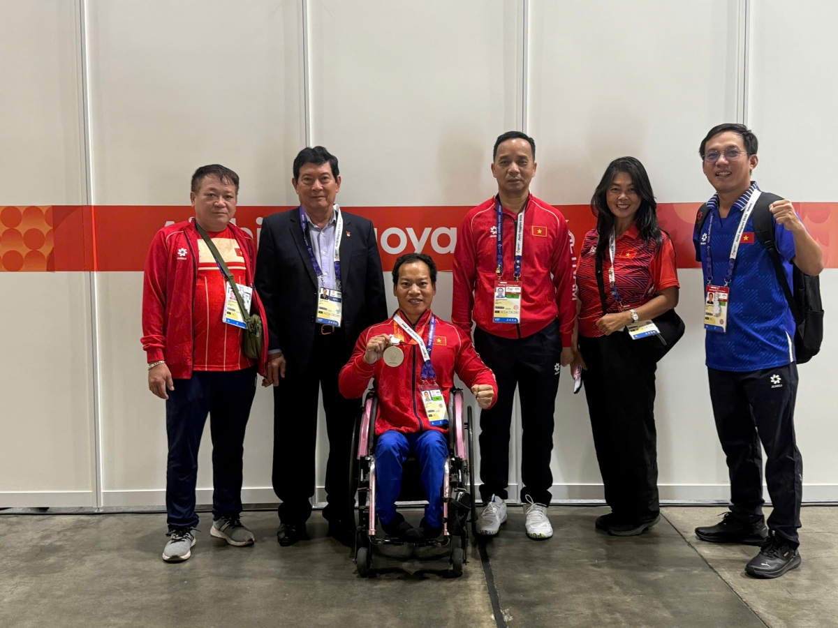 Lãnh đạo Ủy ban Paralympic Việt Nam chúc mừng thành tích đầu tiên của Đoàn TTNKT Việt Nam (Ảnh: Đoàn Thể thao NKT Việt Nam)