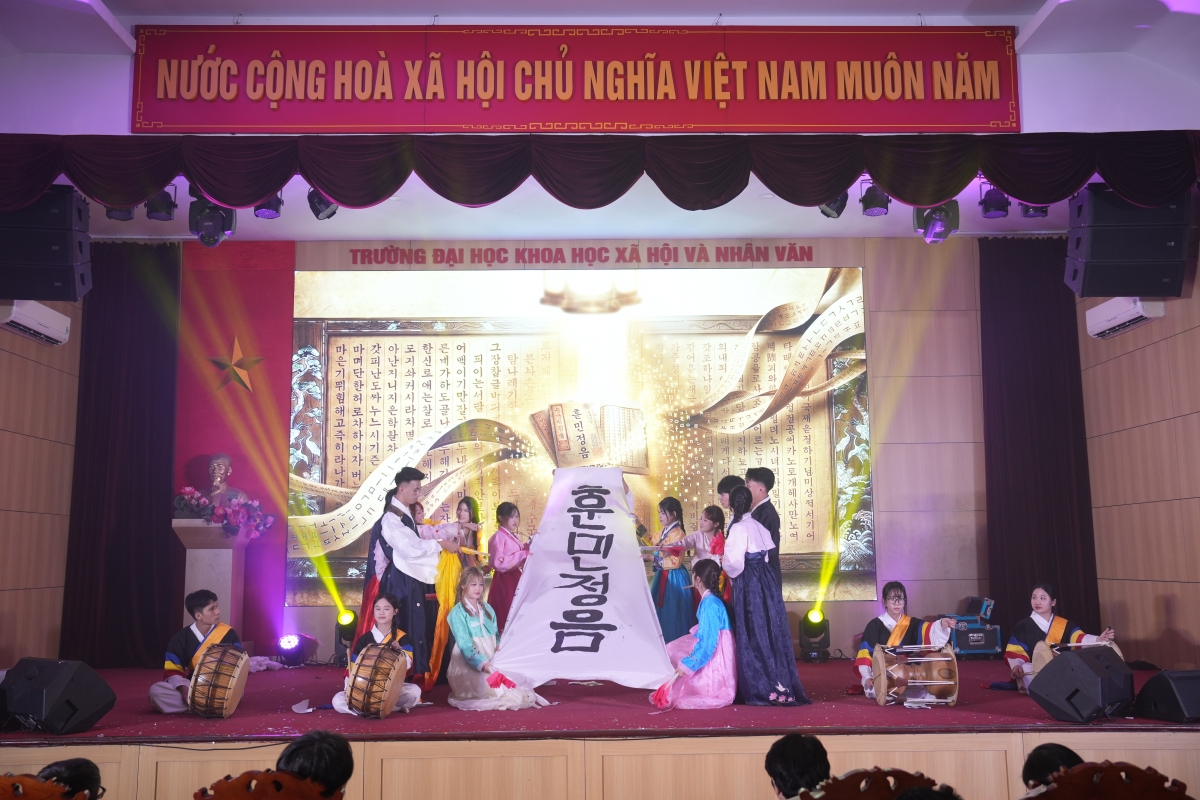 Các nhóm thí sinh thể hiện phần thi (Ảnh: USSH) 