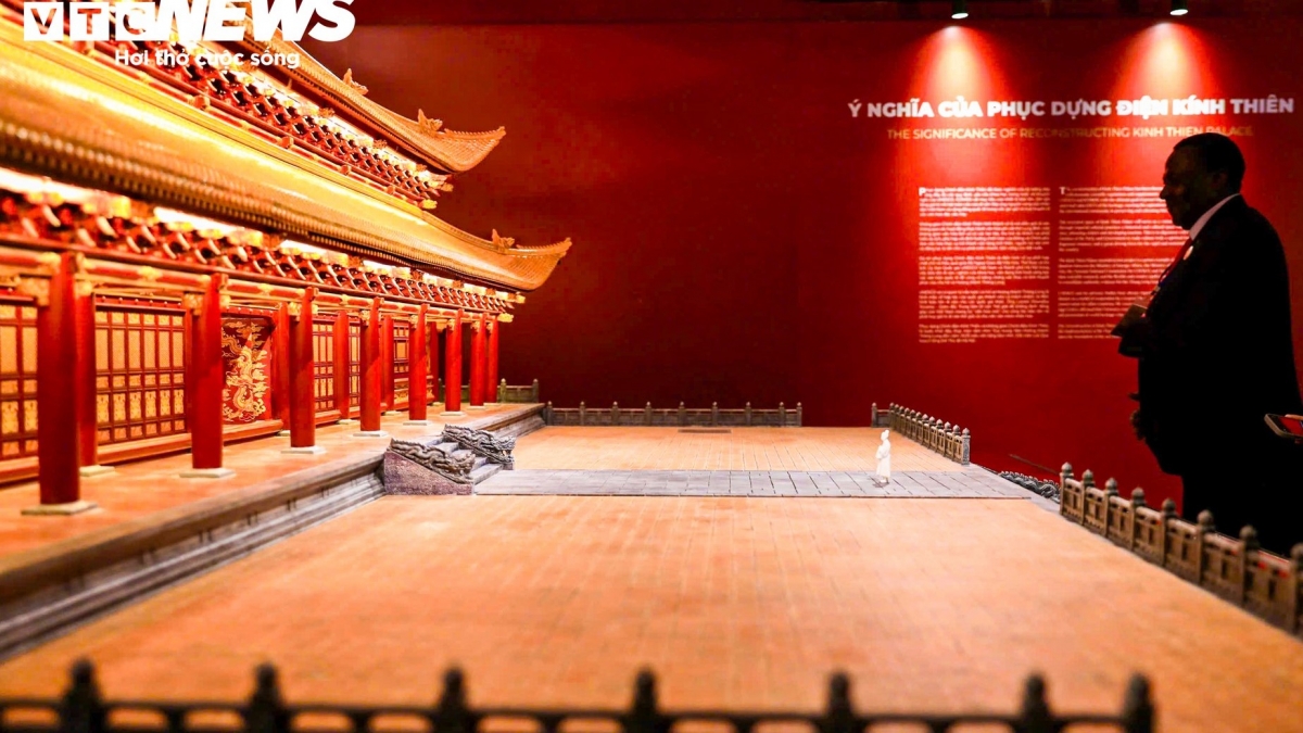 Phía trước là sân điện rộng hơn 1.000 m², nơi nhà vua thiết triều và tổ chức các nghi lễ lớn, quan trọng nhất