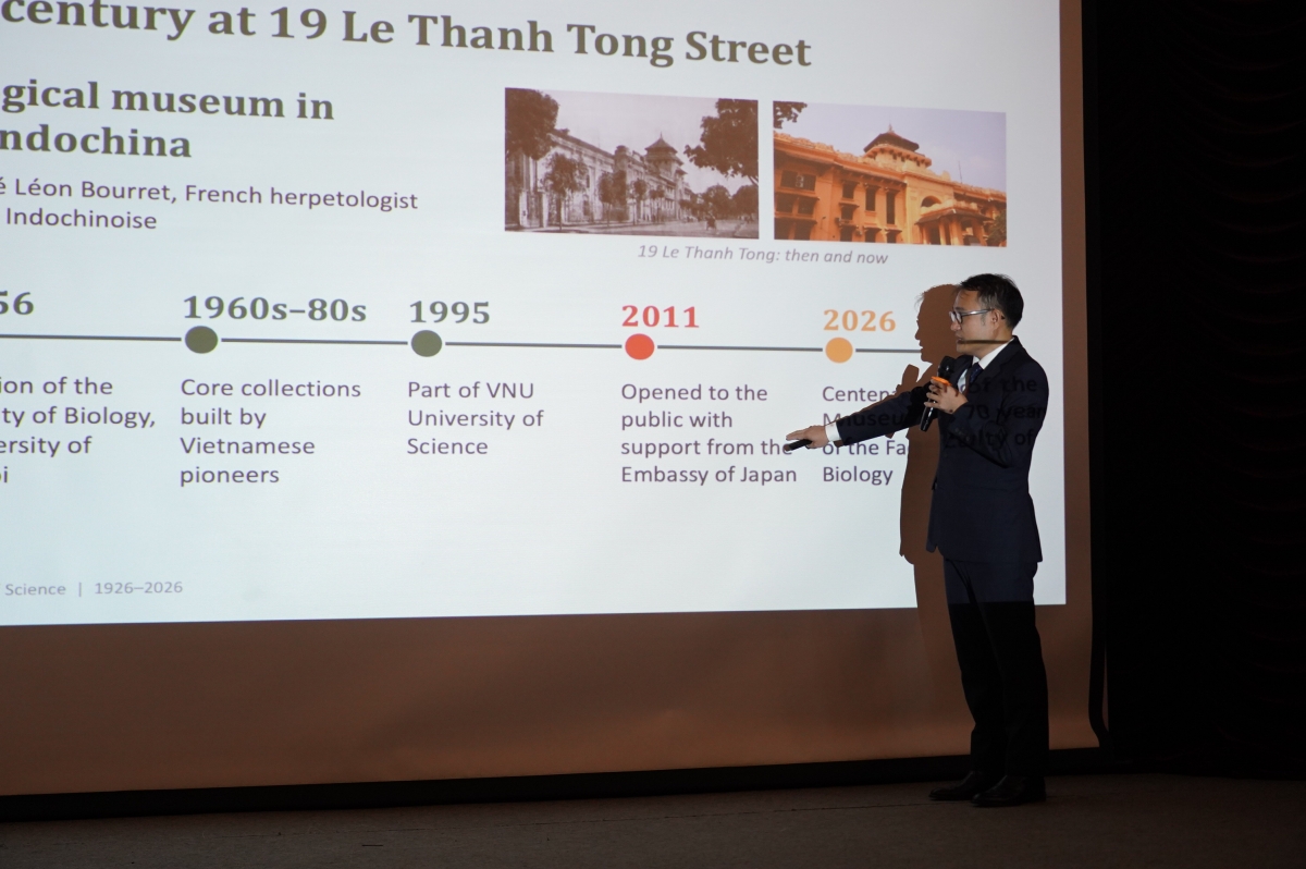 PGS.TS. Nguyễn Thành Nam (Phó Trưởng Khoa Sinh học, Giám đốc Bảo tàng Sinh học, VNU-HUS) trình bày báo cáo "Bảo tàng Sinh học''. Ảnh: HUS