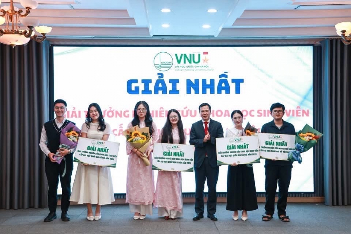 Giám đốc ĐHQGHN Bùi Thế Duy trao giải nhất cho các đề tài xuất sắc (Ảnh VNU)