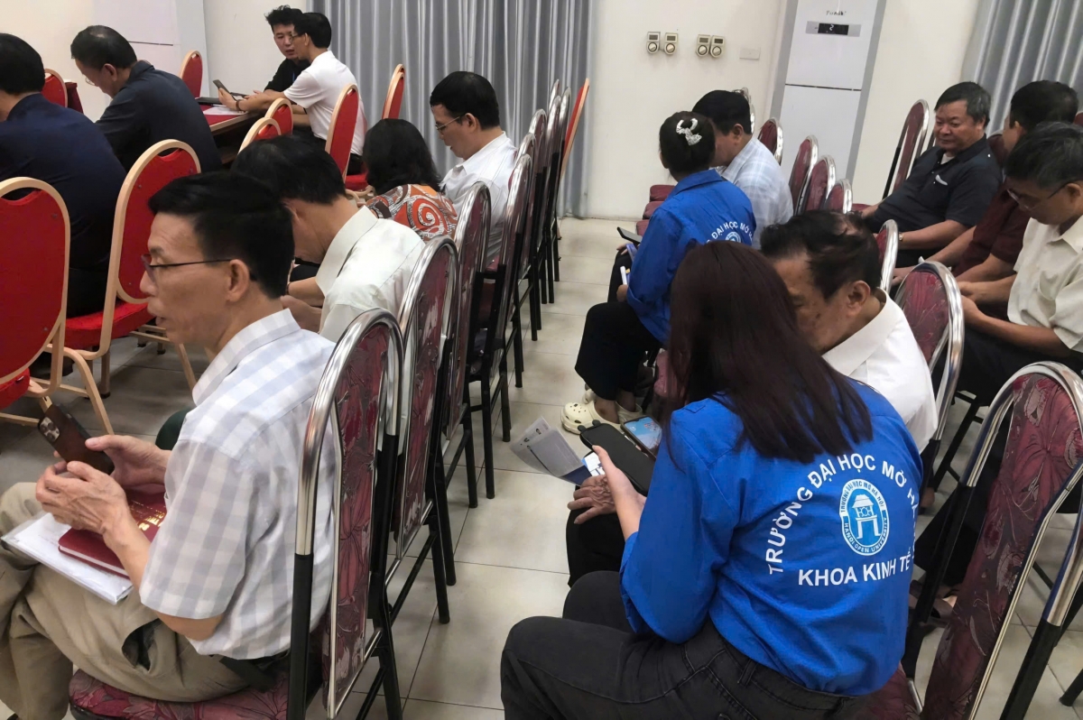 Sinh viên Trường Đại học Mở Hà Nội tham gia hỗ trợ người dân (Ảnh: HOU)