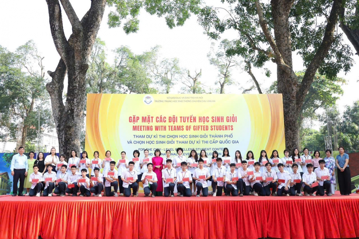 Ban giám hiệu Trường THPT Chuyên Chu Văn An gặp mặt các em thí sinh tham gia kỳ thi học sinh giỏi thành phố năm học 2026-2027 (Ảnh: THPT Chuyên Chu Văn An )