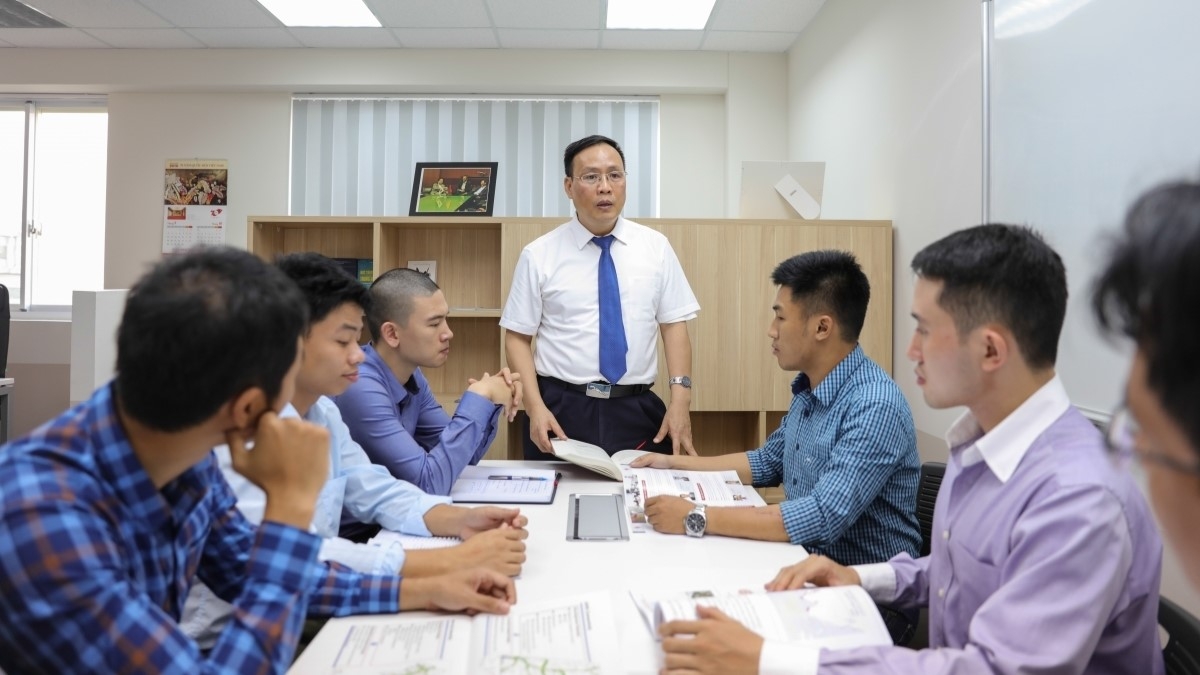 Nhóm nghiên cứu của Trường Đại học công nghệ (ĐHQG Hà Nội) do GS.TSKH Nguyễn Đình Đức dẫn dắt (Ảnh: NVCC)
