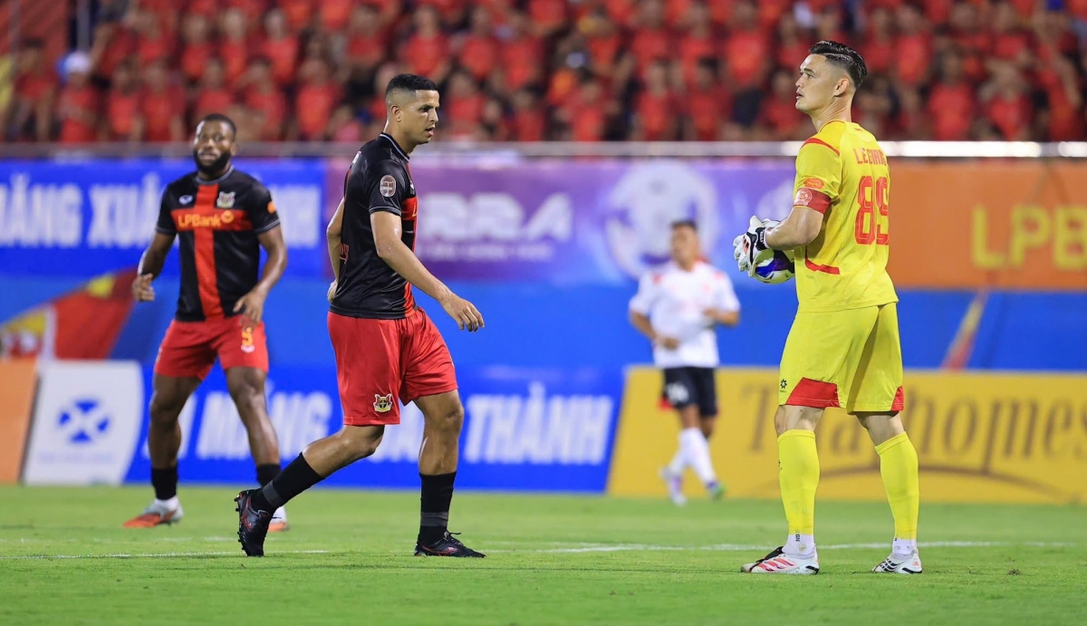 Thủ môn Lê Giang thể hiện phong độ cao (Ảnh: Ninh Bình FC)