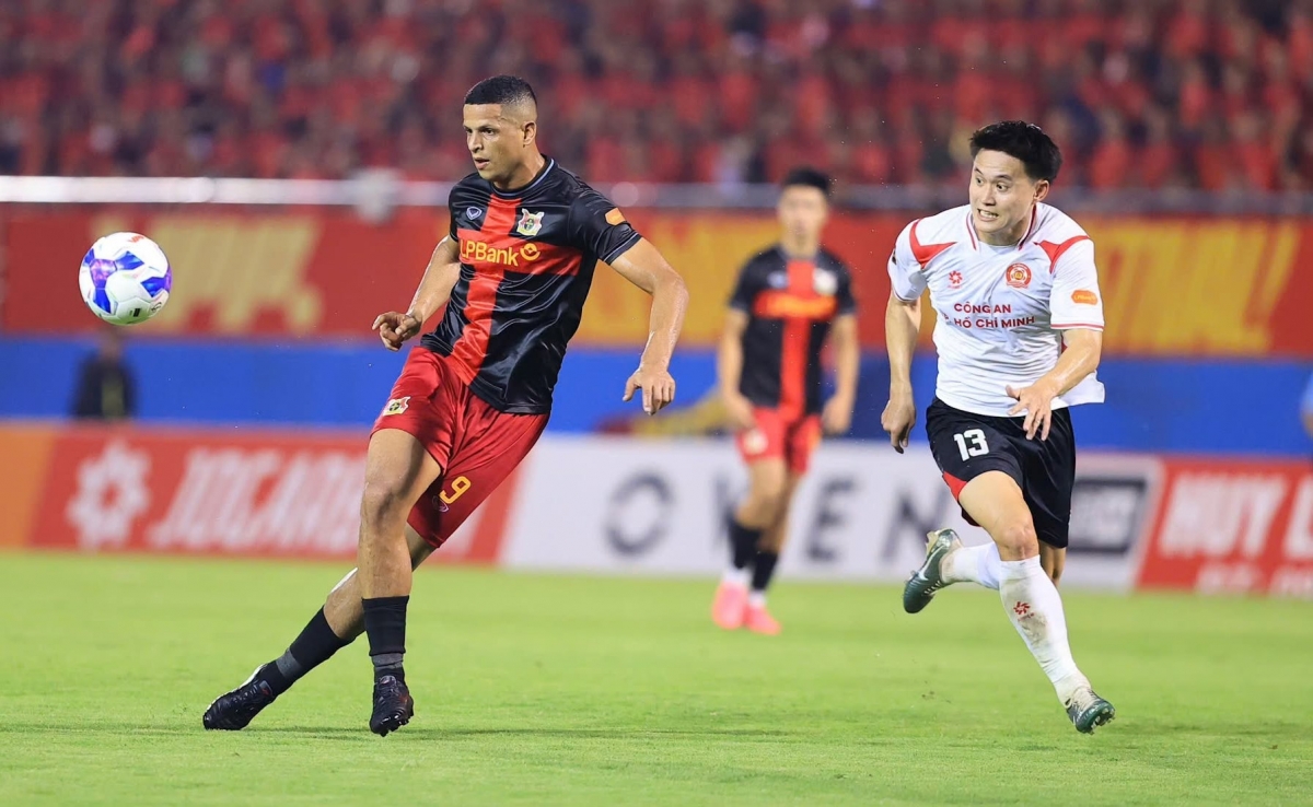 Cầu thủ xuất sắc nhất tháng 9 Lucao bị khoá chặt (Ảnh: Ninh Bình FC)