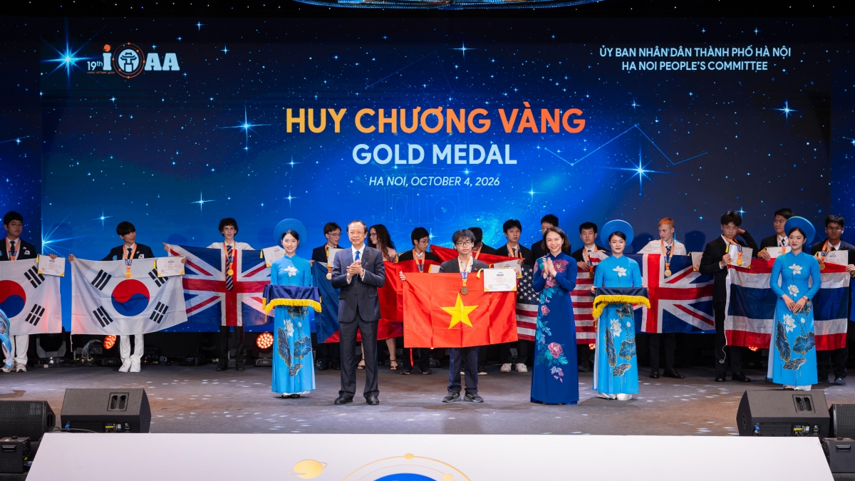 Ban tổ chức trao huy chương Vàng cho học sinh Việt Nam (Ảnh: BTC)