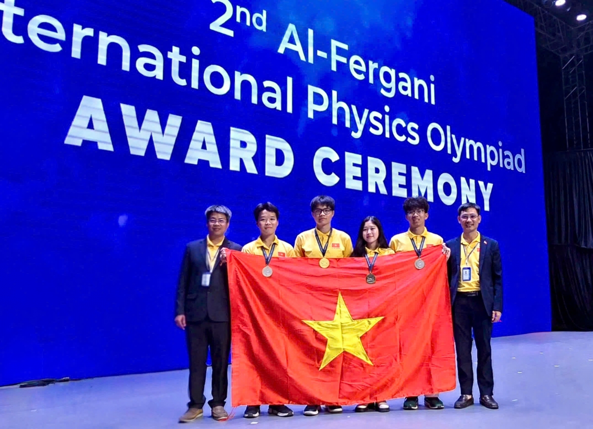 Đoàn học sinh Việt Nam tại FiPhO 2026. Từ trái qua phải: PGS.TS Phạm Văn Hải, em Trương Bá Chí Thành, em Lê Bá Tuấn Việt, em Lê Hồng Nhân, em Tăng Hạo Nhiên và PGS.TS Nguyễn Công Toản. Ảnh: Moet