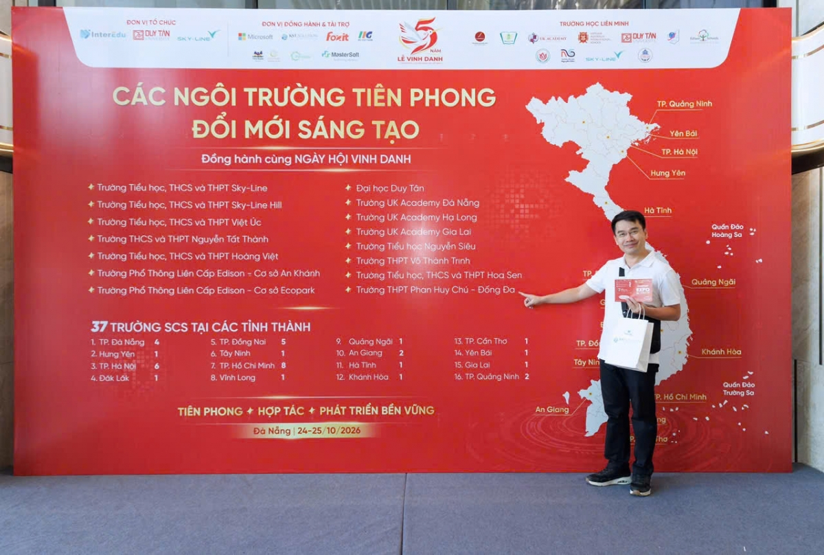 Thầy giáo Hà Văn Thọ - Chủ tịch Công đoàn Đại diện Trường THPT Phan Huy Chú - Đống Đa tham dự lễ vinh danh (Ảnh: NTCC)