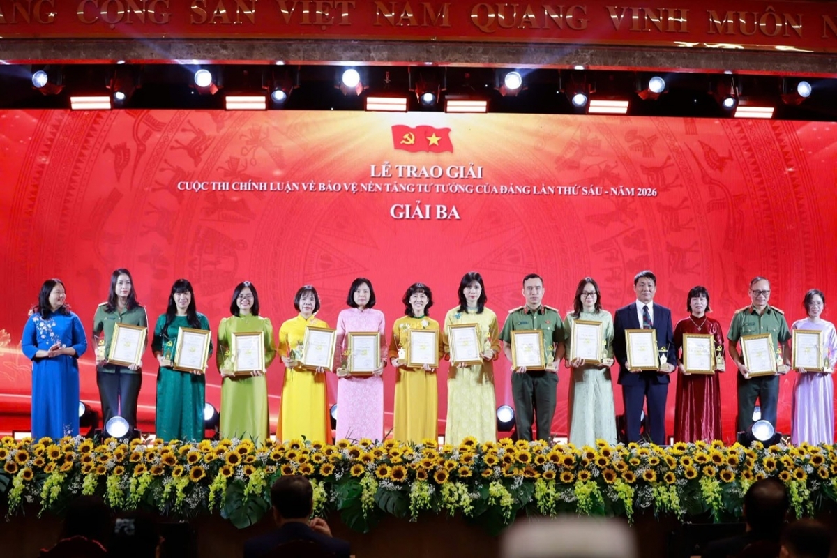 Các tác giả đạt giải ba - Cô giáo Dương Thị Thu Hà – Phó Hiệu trưởng trường THPT Phan Huy Chú - Đống Đa người thứ tư từ trái sang (Ảnh: THPT Phan Huy Chú )