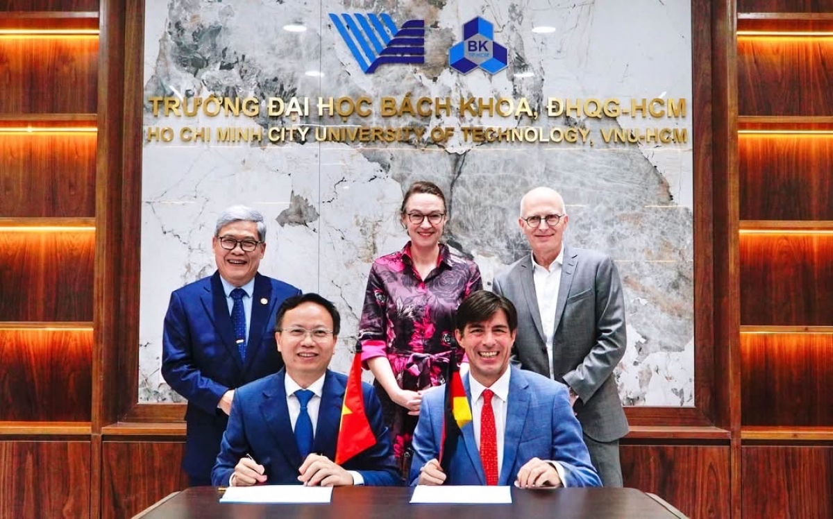 Hiệu trưởng HCMUT và GS. TS. Andreas Kaplan - Hiệu trưởng KLU đã ký Thư bày tỏ ý định hợp tác ( Ảnh : ĐHBKTPHCM) 