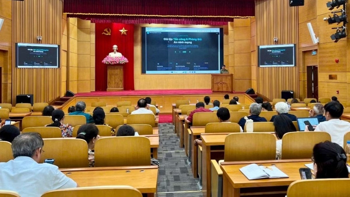 Công an Quảng Ninh hướng dẫn người dân phòng tránh lừa đảo trực tuyến. (Ảnh: baoquangninh.vn)