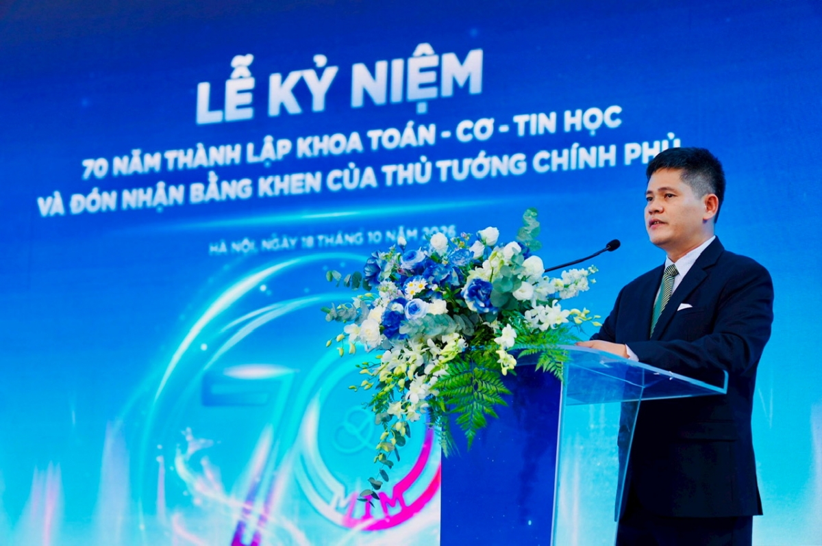 PGS.TS Ngô Quốc Anh, Trưởng khoa Toán cơ tin học, trường ĐH Khoa học Tự nhiên (ĐHQGHN) phát biểu tại Lễ kỷ niệm 70 năm thành lập khoa Toán- Cơ - Tin học 
(Ảnh:HUS)