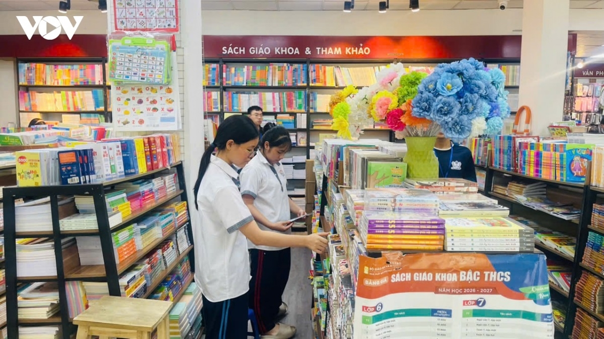 Theo Bộ GD-ĐT, đến hết ngày 24/9, tổng số lượng SGK đã phát hành thêm bảo đảm cung ứng đủ 776.259 bản thiếu.