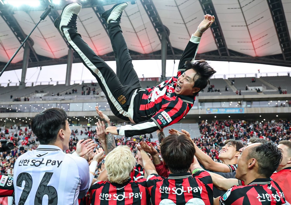 Thầy trò HLV Kim Gi Dong tới Hà Nội cùng khí thế đăng quang K.League (Ảnh: FC Seoul)