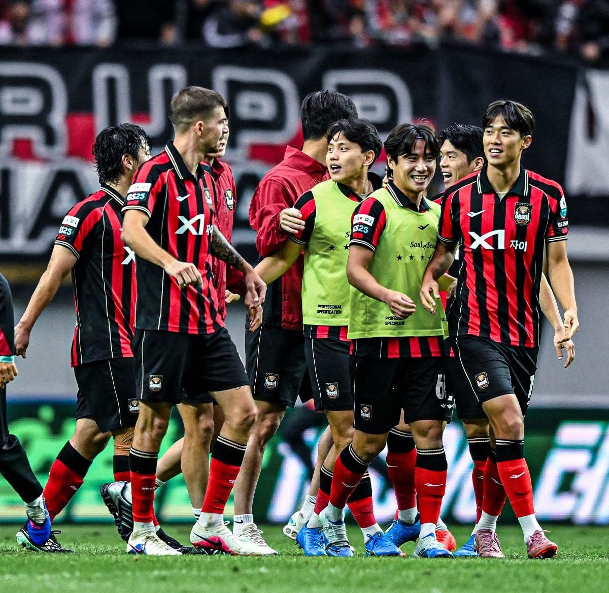 Đội khách mang đến Hà Nội đội hình mạnh nhất (Ảnh: FC Seoul)