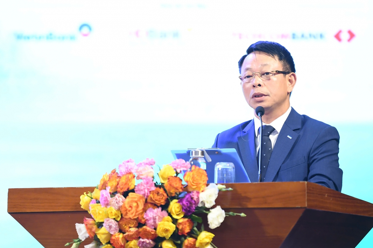 Nhà báo Phùng Công Sưởng - Tổng Biên tập báo Tiền Phong, đồng Trưởng Ban tổ chức Ngày Thanh toán số Việt Nam 2026, phát biểu khai mạc toạ đàm "Chạm số - Sống xanh" (Ảnh: Như Ý)