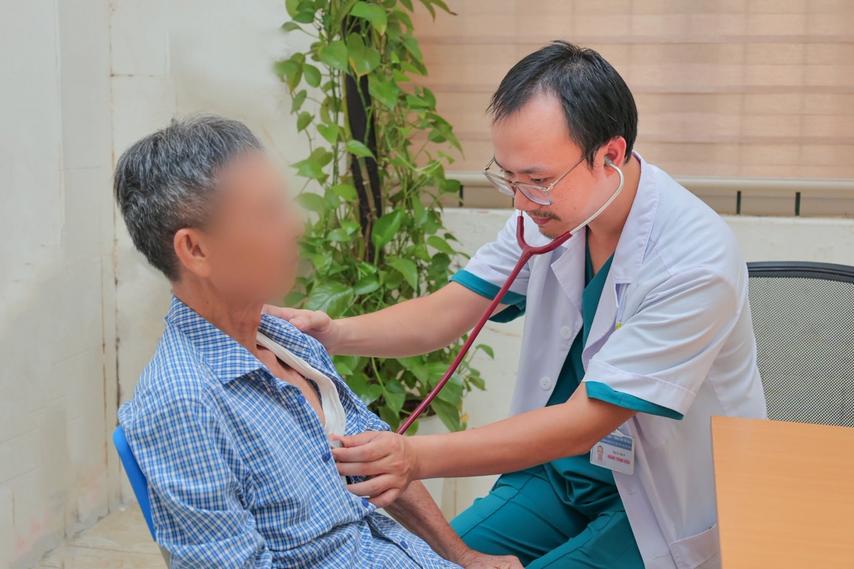 Bệnh nhân Đỗ Chân Tú trong những ngày điều trị tại Trung tâm Tim mạch, Bệnh viện E - Ảnh: BVCC