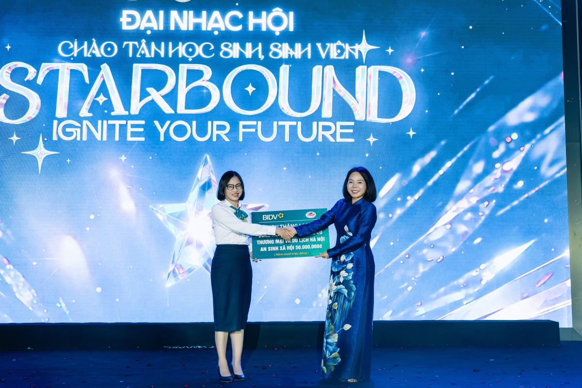 TS. Trịnh Thị Thu Hà nhận gói an sinh xã hội do doanh nghiệp tài trợ (Ảnh: HCCT)