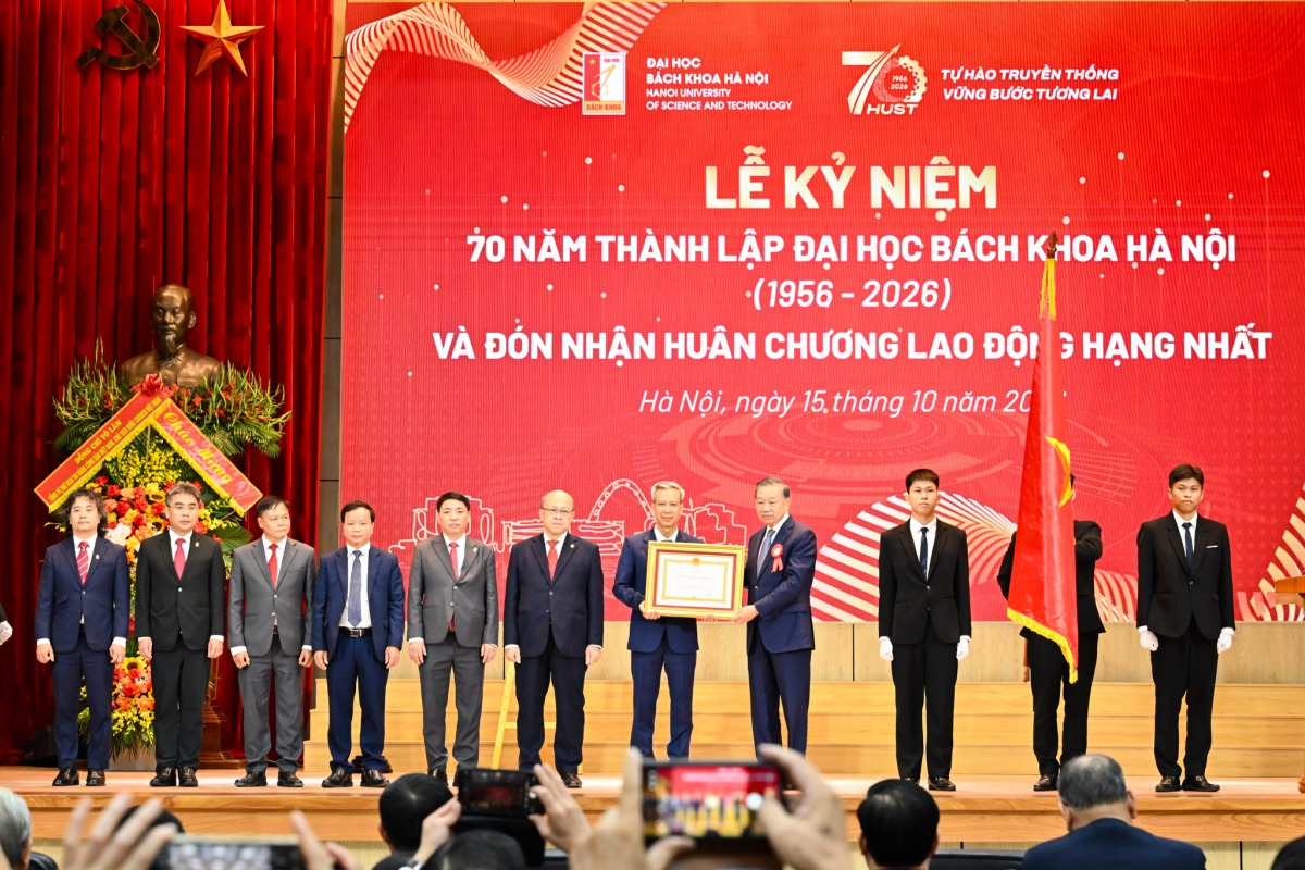 Tổng Bí thư, Chủ tịch nước Tô Lâm trao Huân chương Lao động hạng Nhất cho thầy trò Đại học Bách khoa Hà Nội.(Ảnh: HUST)