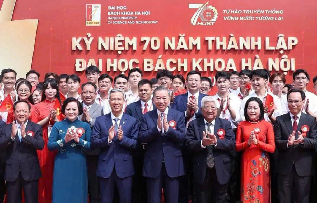 Tổng Bí thư, Chủ tịch nước Tô Lâm và các đồng chí Lãnh đạo Đảng, Nhà nước chụp ảnh kỷ niệm với thầy trò ĐH Bách Khoa Hà Nội (Ảnh: HUST)