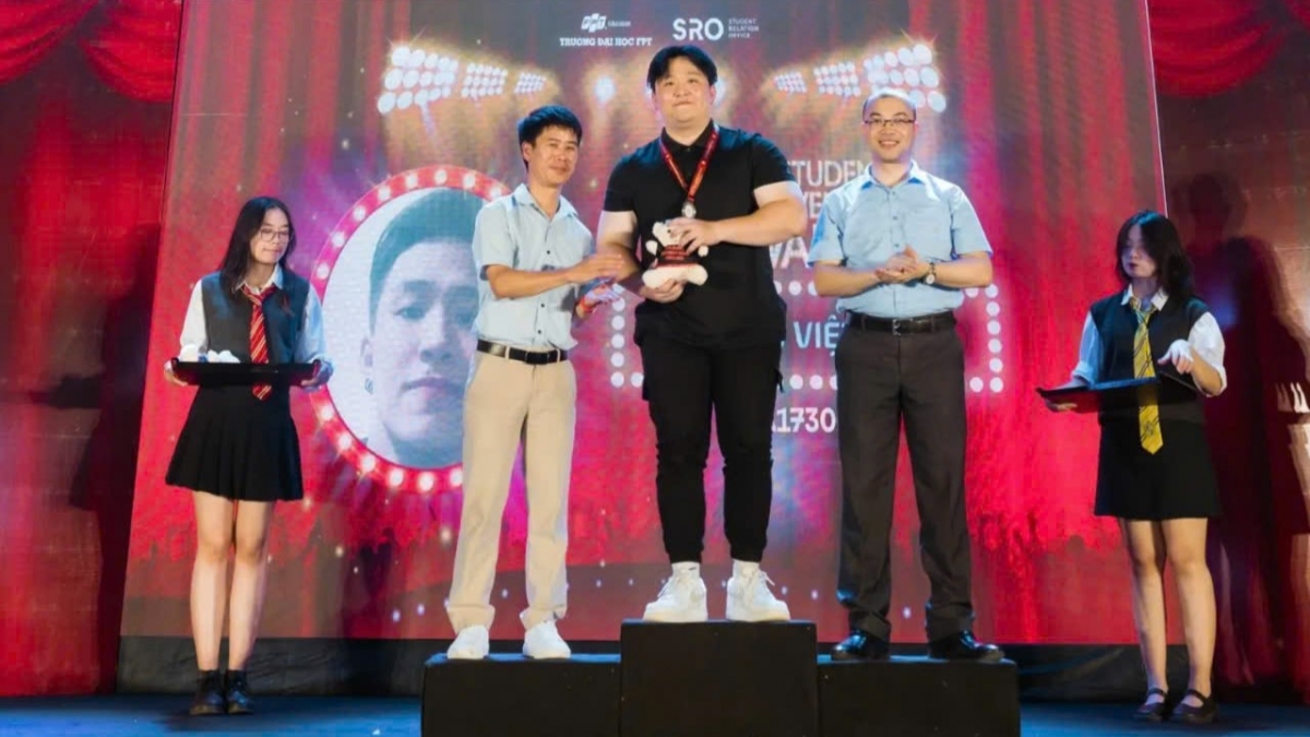 Thời gian học đại học đại, Việt Anh có 5 học kỳ đạt danh hiệu Sinh viên Xuất sắc (Ảnh: NVCC)