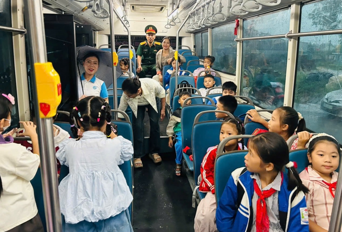 Xe đưa đón học sinh thôn Tiến Sơn, xã Quỳnh Tam. Ảnh: Nhà trường cung cấp