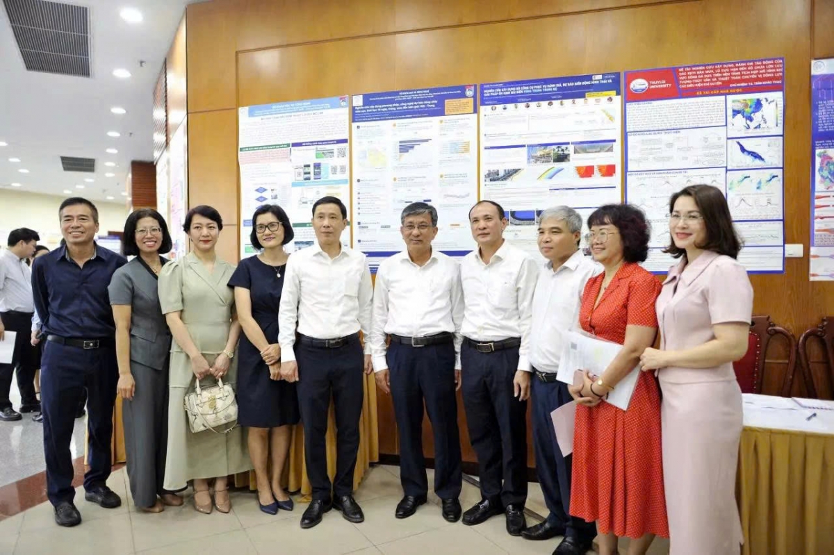 Thứ trưởng Trần Trung Tính cùng đại diện Trường ĐHKHTN và các cơ quan, đơn vị tham dự
( Ảnh : HUS)