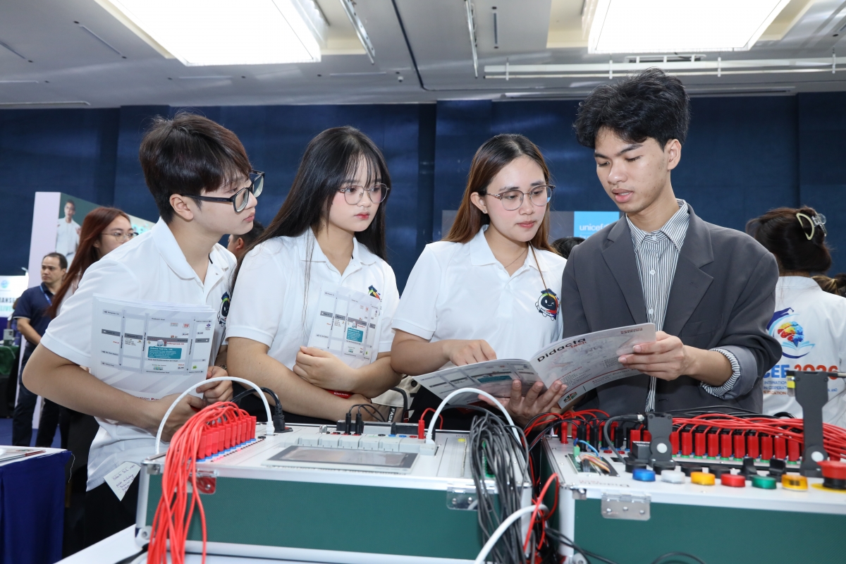 Bên lề hội nghị diễn ra triển lãm giáo dục và công nghệ giáo dục (Ảnh: BTC)