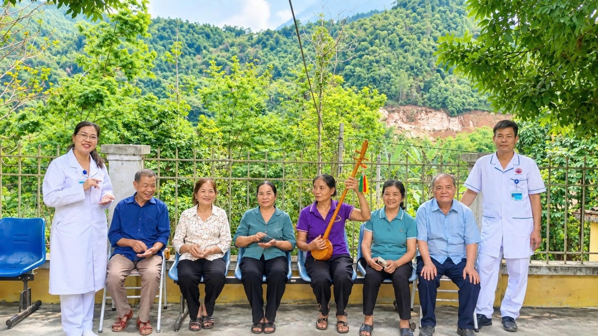 Người cao tuổi không chỉ được thăm khám, tư vấn sức khỏe mà còn có không gian giao lưu, văn nghệ và giải trí (Ảnh: VOV Đông Bắc)