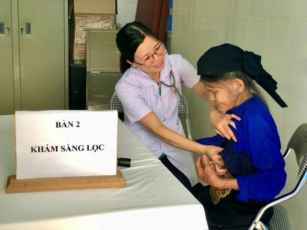 Người cao tuổi được thăm khám sức khoẻ (Ảnh: VOV Đông Bắc)
