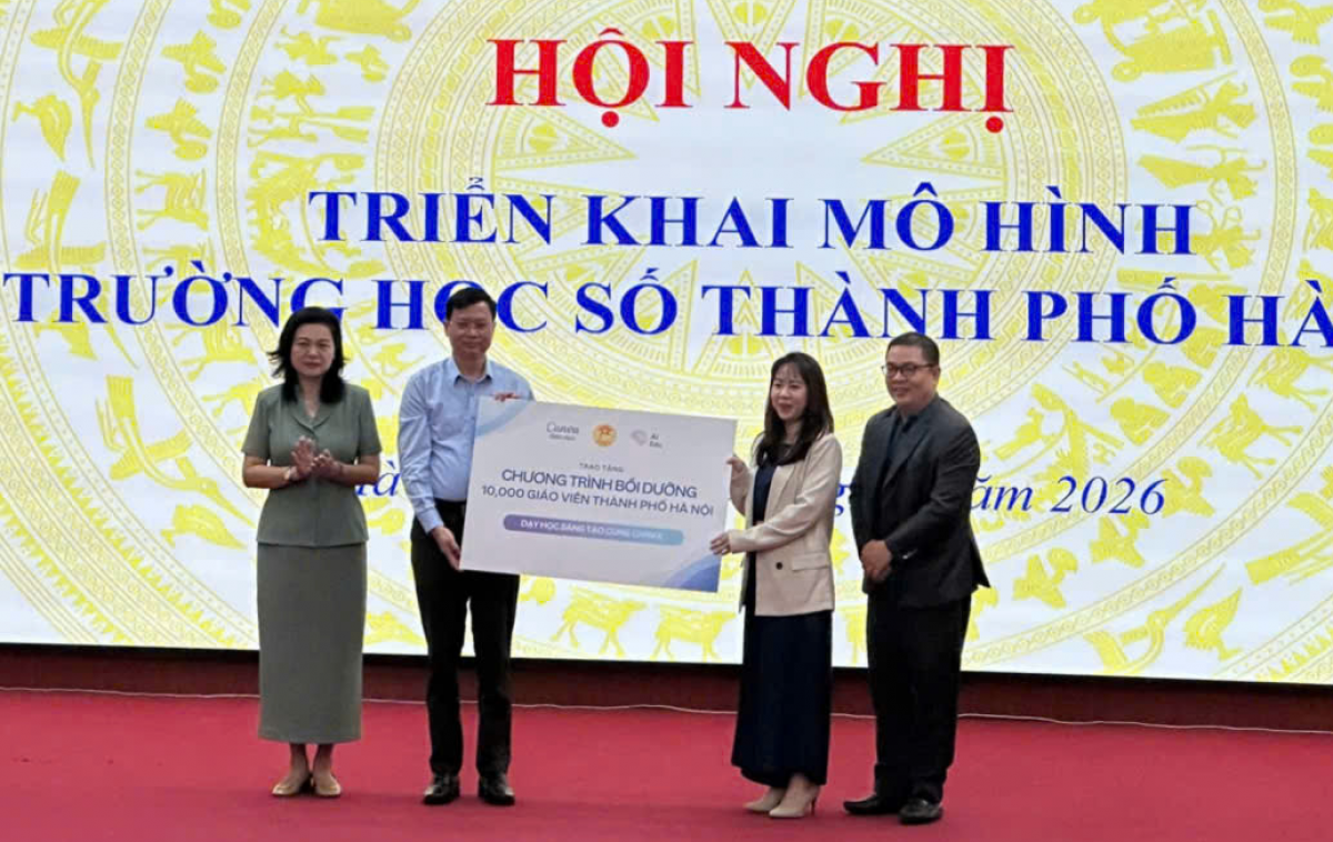 Đại diện Canva Việt Nam, Công ty Cổ phần AI Edu trao tặng Ngành GD-ĐT Hà Nội chương trình bồi dưỡng từ Canva dành cho giáo viên Thành phố Hà Nội. (Ảnh: BTC)