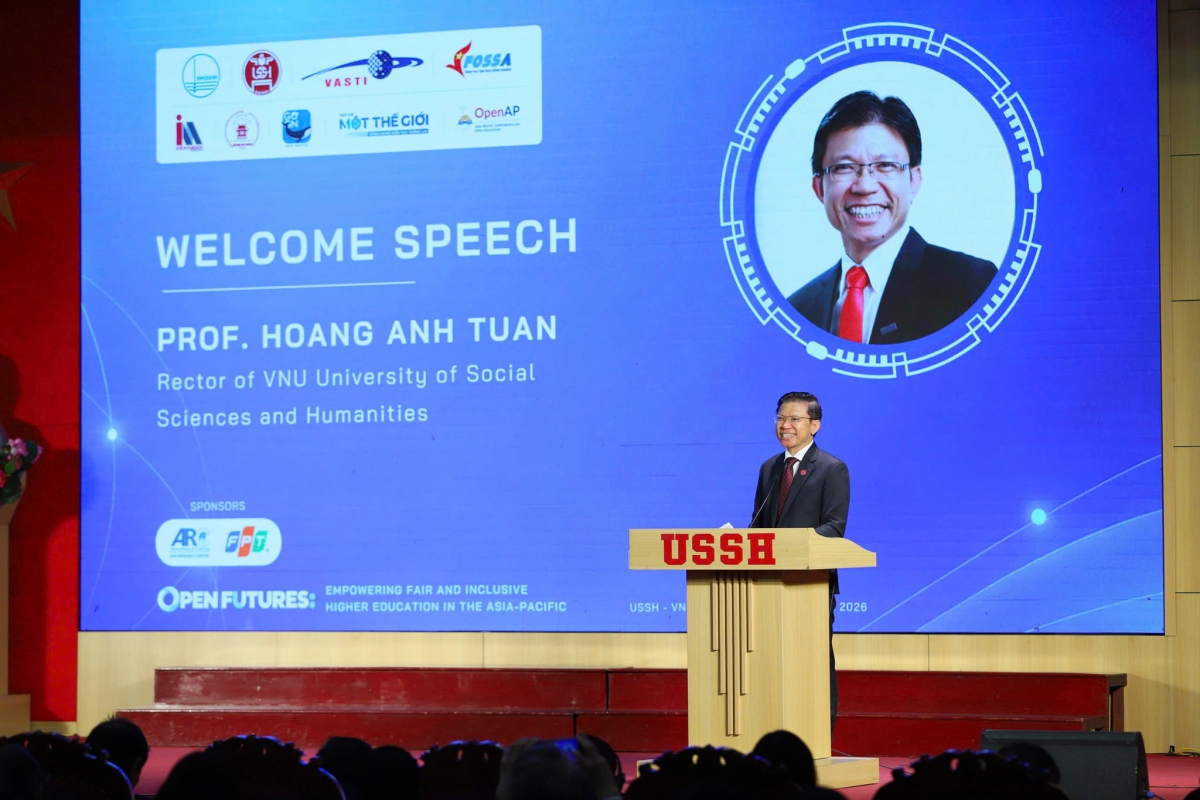  GS, TS Hoàng Anh Tuấn - Hiệu trưởng Trường Đại học Khoa học Xã hội và Nhân văn phát biểu tại hội thảo.( Ảnh : USSH)