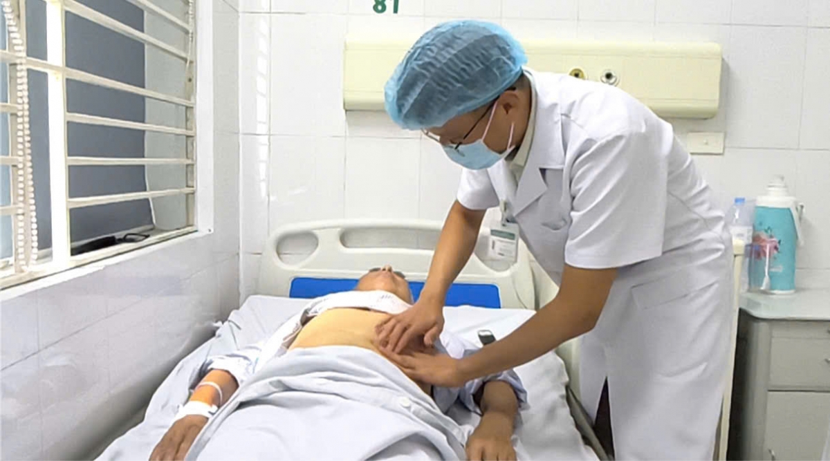 Ông L.M.H trong những ngày nằm điều trị tại Khoa Ngoại Tiết niệu và Nam học, Bệnh viện Bệnh nhiệt đới TW 
Ảnh: BVCC