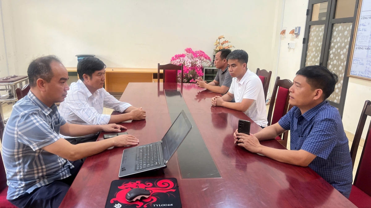 Lãnh đạo xã cùng các bên liên quan làm việc với hộ dân dùng UAV chở gỗ (Ảnh: ĐVCC)