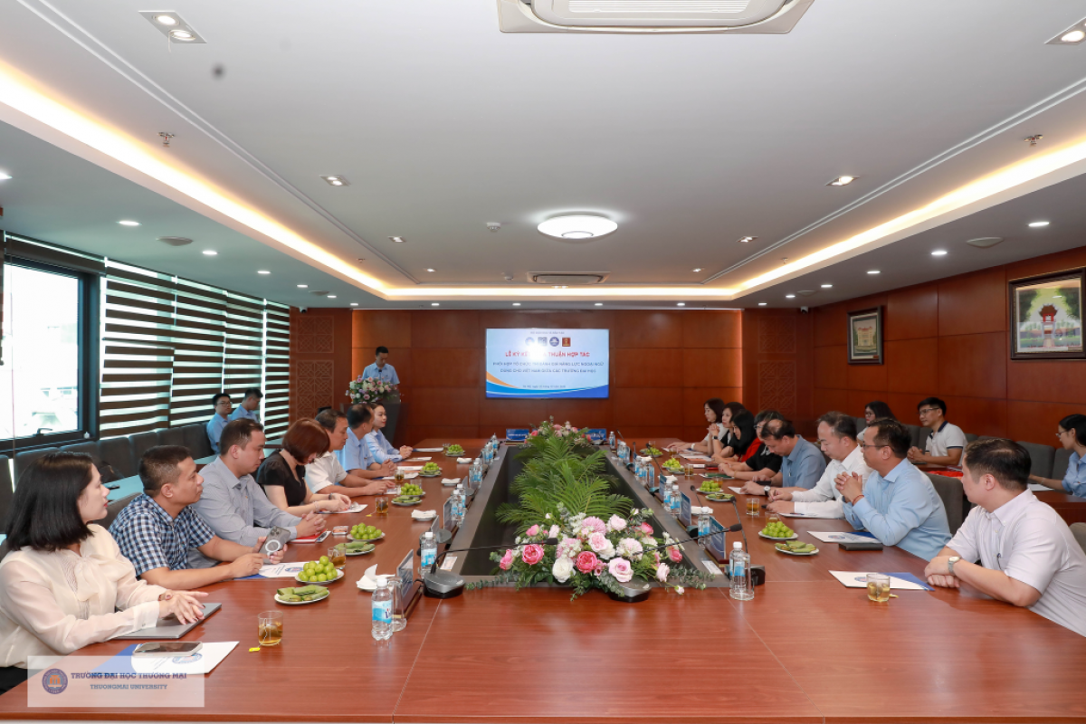 Các đại biểu tham dự lễ ký kết (Ảnh: ​ULIS)