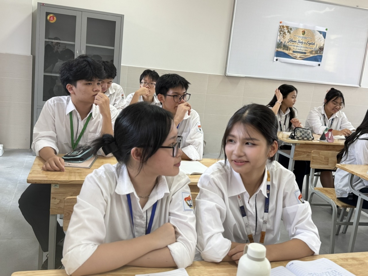 Vũ Yến Trang (ảnh phải) trong tiết học Giáo dục địa phương bằng tiếng Anh (Ảnh: Thu Lương)