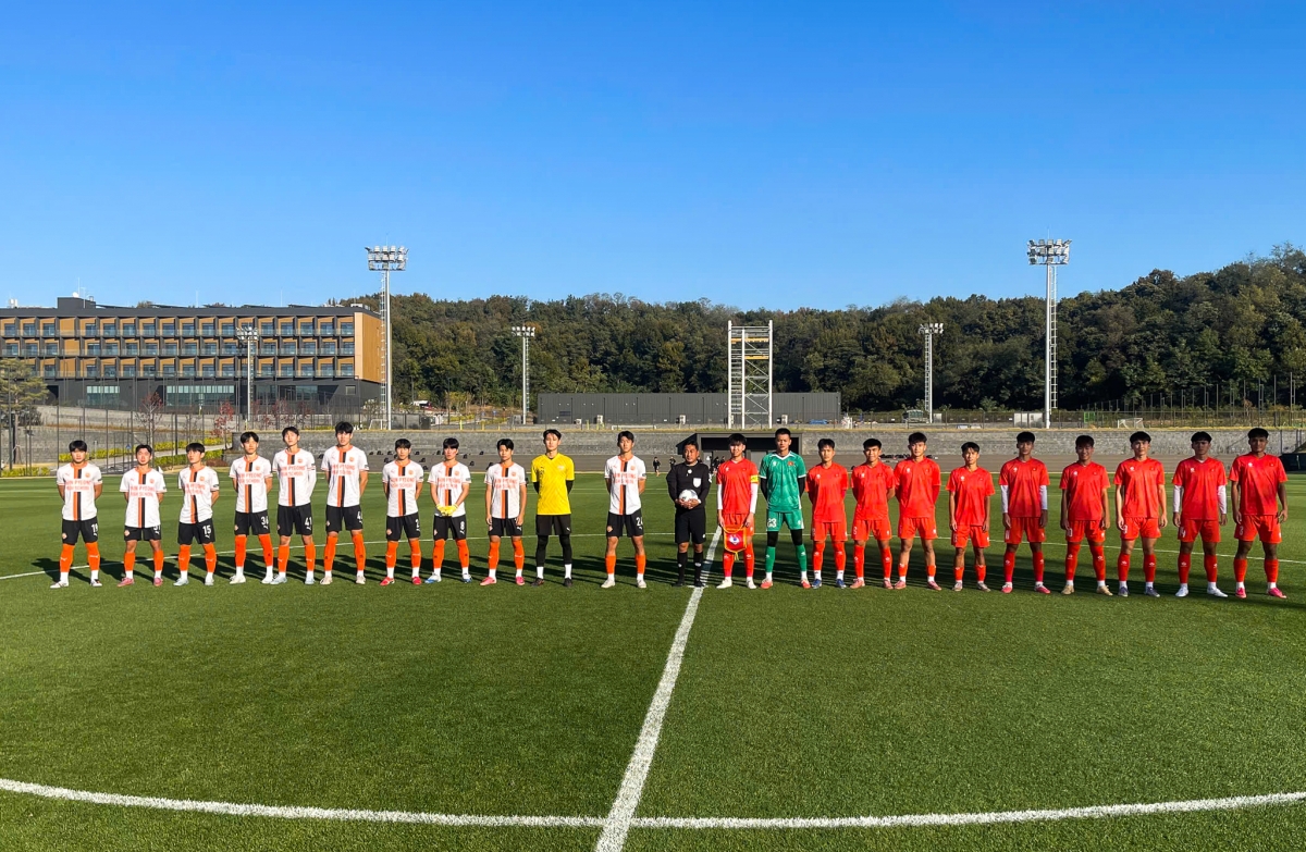 U17 Việt Nam (áo đỏ) thắng ngược Shinpyeong 4-2 (Ảnh VFF)