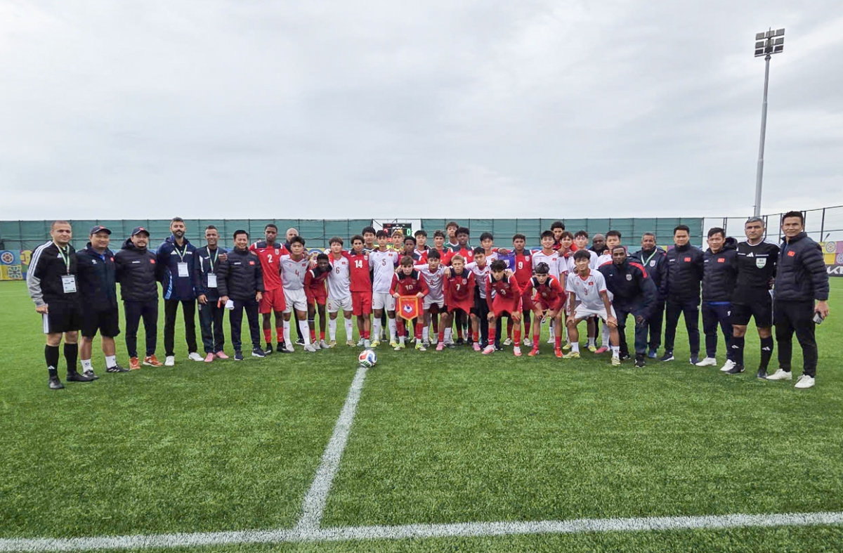 U15 Việt Nam và U15 Cuba chụp ảnh lưu niệm (ảnh VFF)