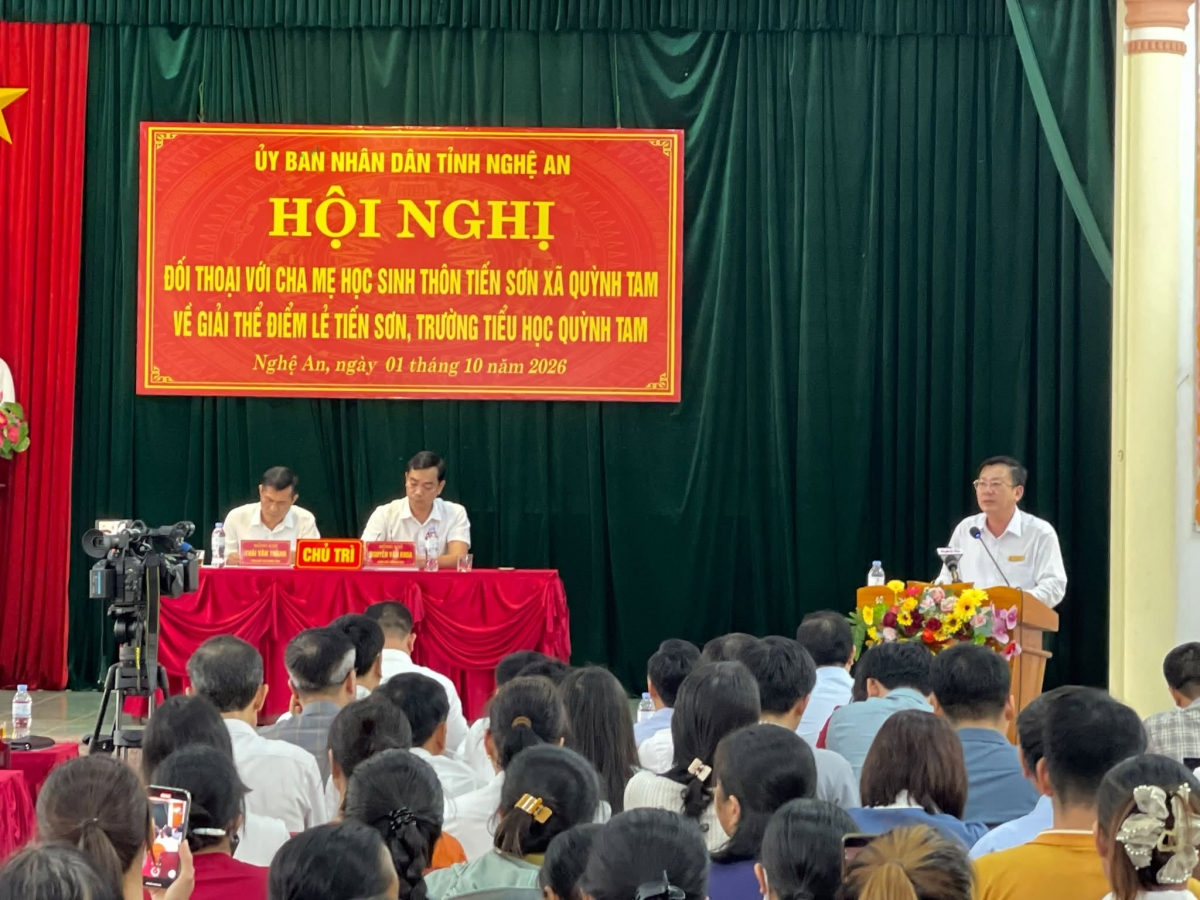Đối thoại giữa lãnh đạo UBND tỉnh Nghệ An và phụ huynh thôn Tiến Sơn, xã Quỳnh Tam hôm 1/10. Ảnh: xã Quỳnh Tam