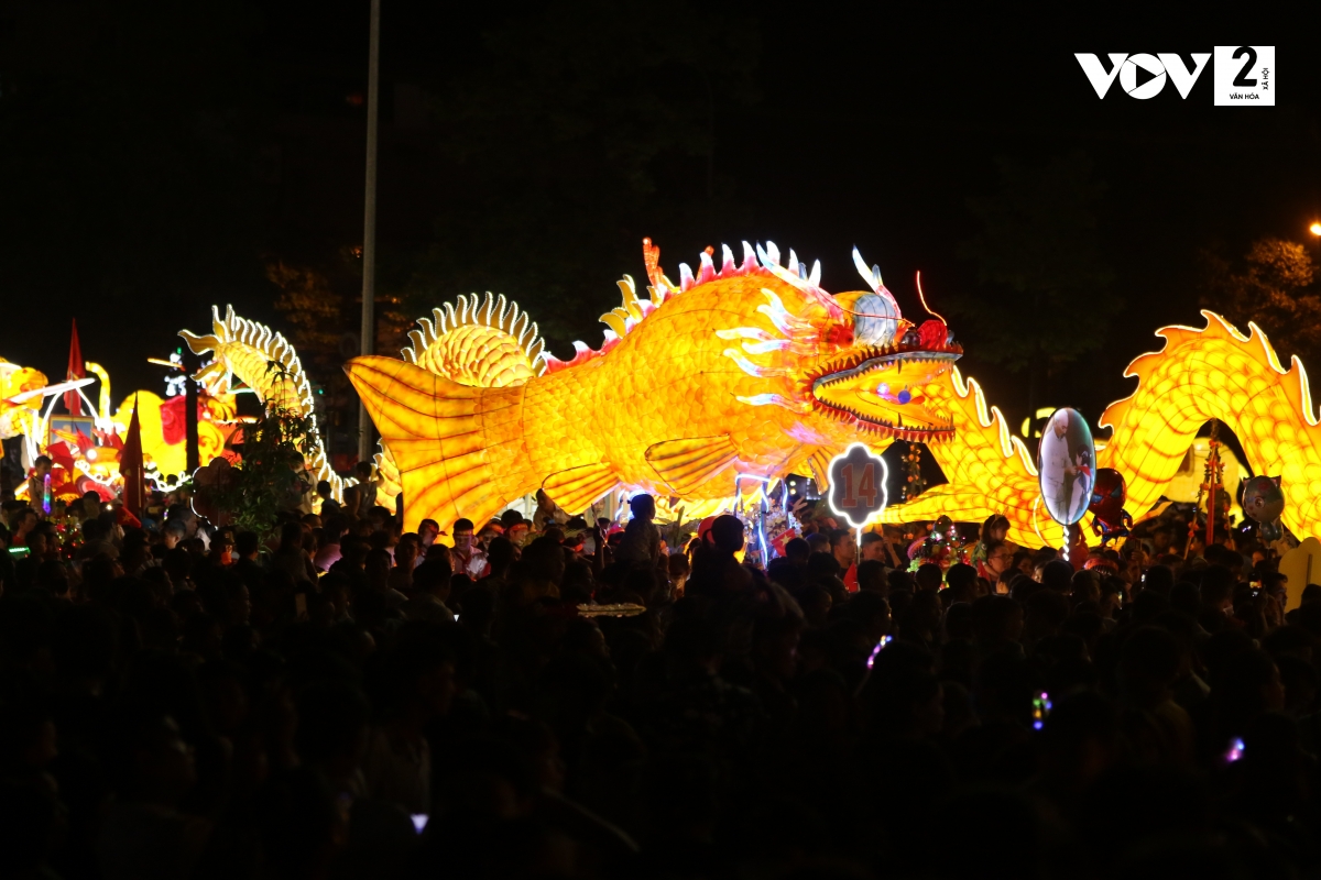 ảnh] Mãn nhãn lễ hội mô hình đèn Trung thu khổng lồ ở Tuyên Quang ...